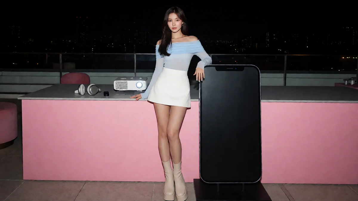 粉色吧台夜景：成年女子穿浅色短裙站在粉色柜台和竖屏前